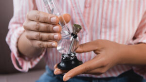¿La parafernalia de droga implica un delito?