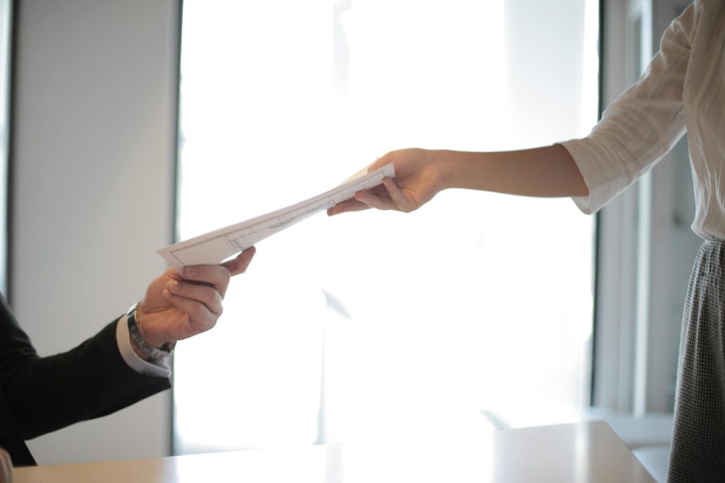 Do arrests show up in a background check?
